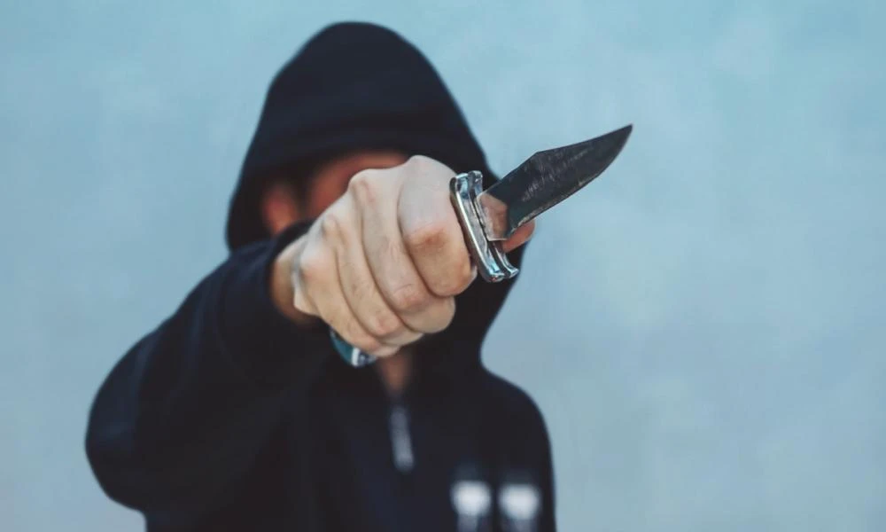 Ακρόπολη: Απείλησαν 3 ανήλικους με μαχαίρι και τους λήστεψαν